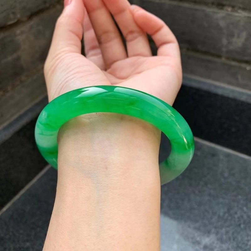 Bracelets - สร้อยข้อมือหยกพม่าแท้ เกรด A จากเหมืองเก่า มีความโปร่งแสงคล้ายน้ำแข็งคุณภาพสูง พร้อมลวดลายที่สวยงาม