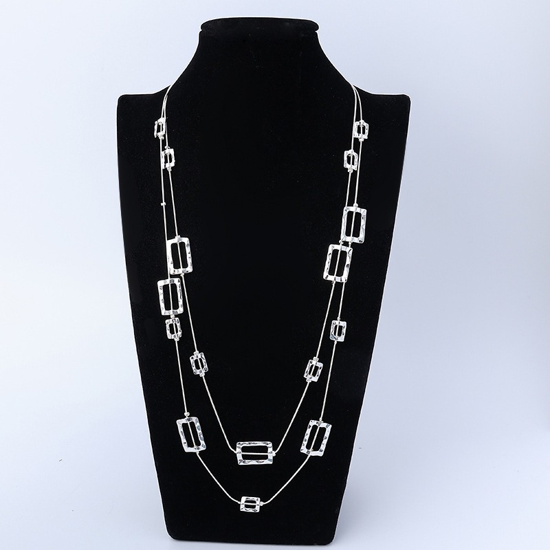 Layered Pendant Necklace Aesthetic - สร้อยคอโซ่ยาวหลายชั้น จี้ทรงสี่เหลี่ยมผืนผ้าลายตอก ดีไซน์เรโทร สำหรับตกแต่งเสื้อสเวตเตอร์ ชุดสำหรับผู้หญิง