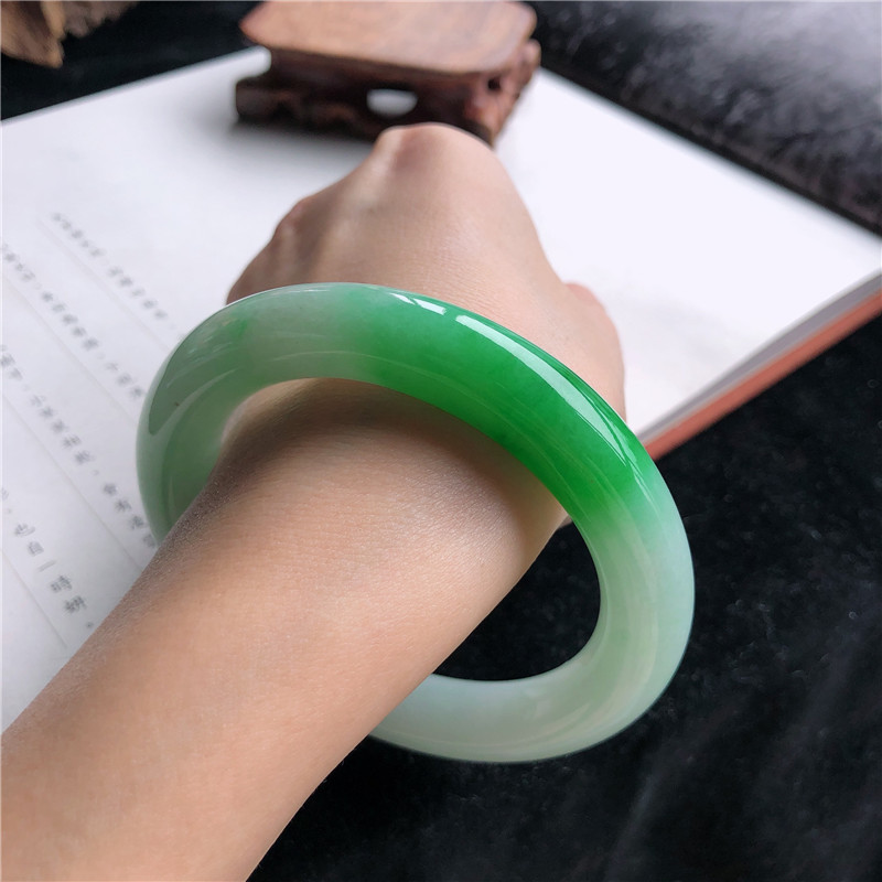 Bracelets - กำไลหยกพม่าแท้, แบบน้ำแข็ง-ขี้ผึ้ง, กำไลหยกทรงกลมสีเขียวอ่อน, แฟชั่นสำหรับสาวๆ