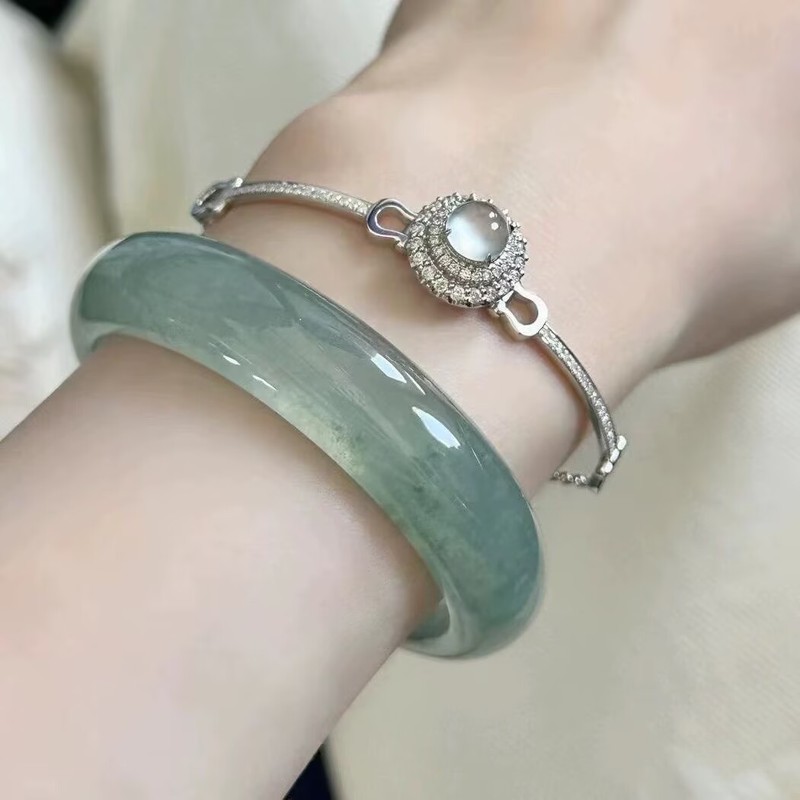 Bracelets - กำไลข้อมือลายดอกไม้ หยกน้ำแข็งคุณภาพสูงสีเขียวอ่อน