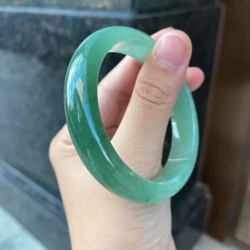 Bracelets - กำไลหยกที่มีความสง่างาม เนื้อสัมผัสคล้ายน้ำแข็งและขี้ผึ้ง สีเขียวเต็มรูปแบบ ใช้งานได้หลากหลายและช่วยเสริมความงาม