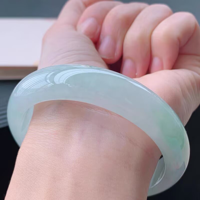 กำไลหยกสีเดียวเนื้อเนียนละเอีย - Bracelets บทวิจารณ์และราคา