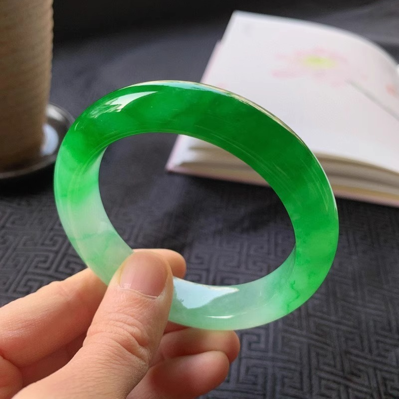 กำไลหยกพม่าแบบแบนเรียบ ลวดลายภ - Bracelets บทวิจารณ์และราคา
