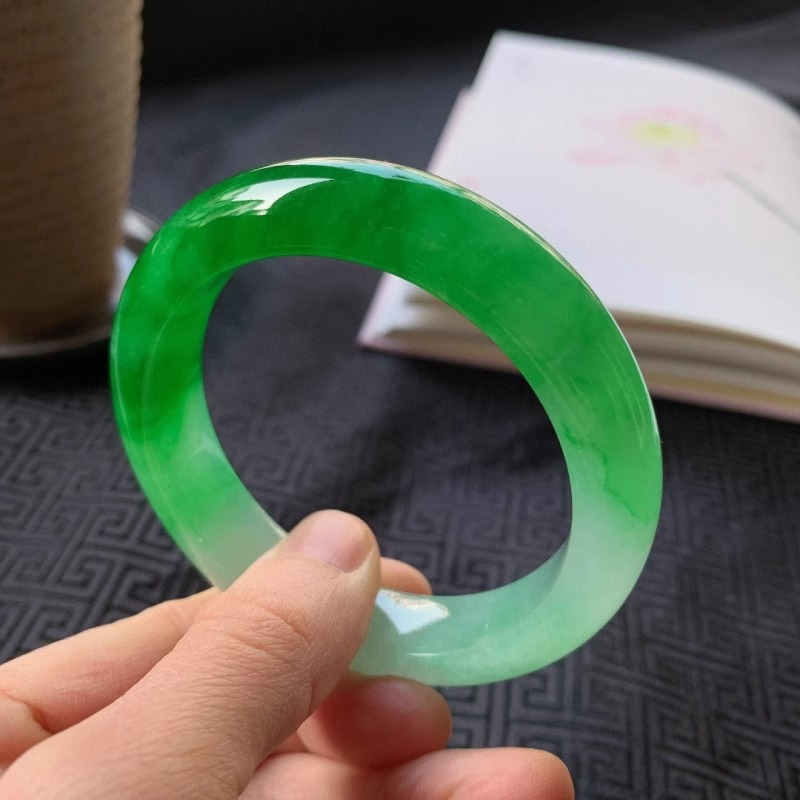 กำไลหยกพม่าแบบแบนเรียบ ลวดลายภ - Bracelets บทวิจารณ์และราคา