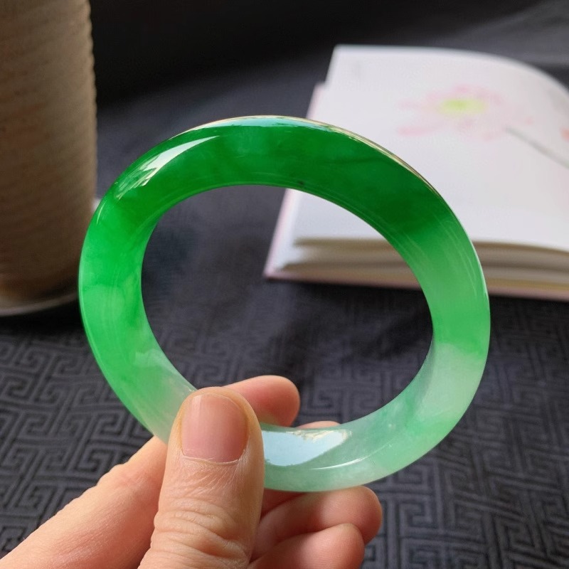 กำไลหยกพม่าแบบแบนเรียบ ลวดลายภ - Bracelets บทวิจารณ์และราคา